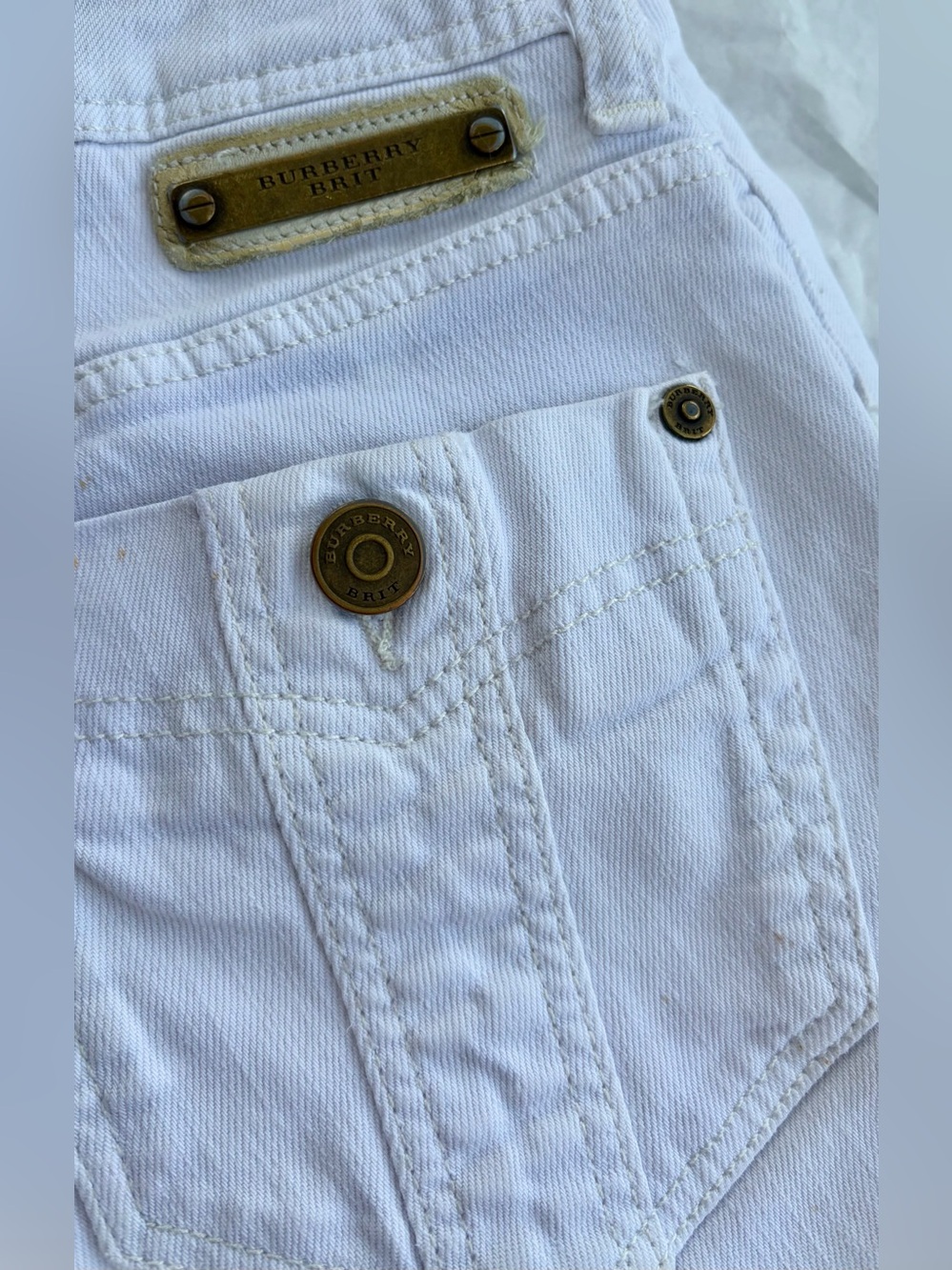 EUC! BURBERRY BRIT White Ladies Capris Jeans Spring and Summer. Women’s Size 25